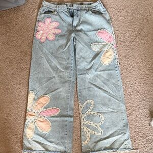 Oh Jeans -Women's Light Wash Denim Jeans with Pink Floral Appliqués
